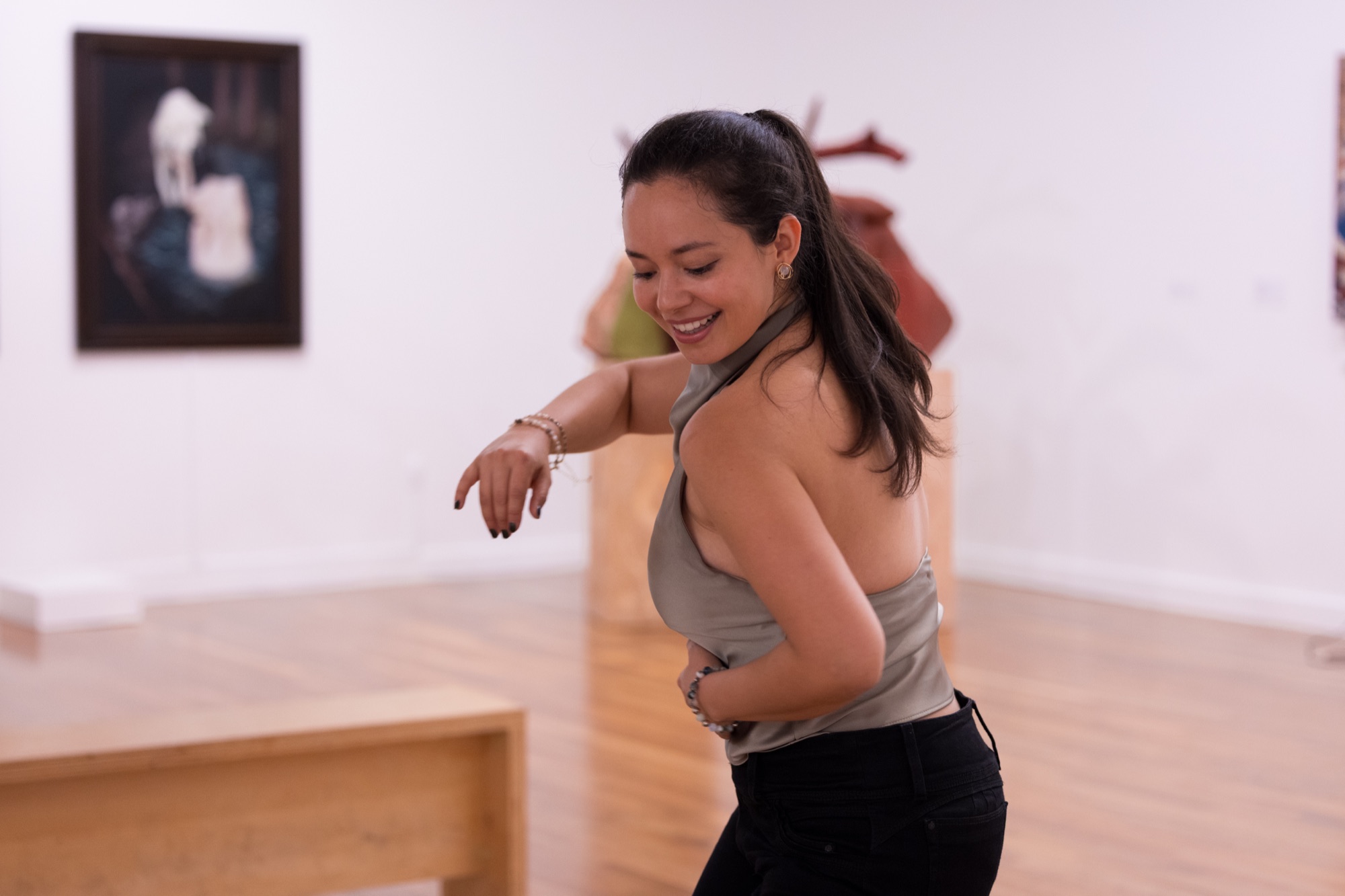 Cinthia performing