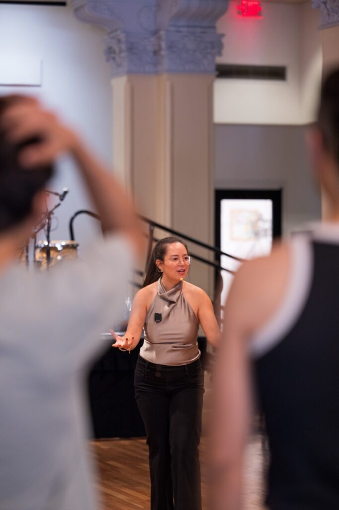 Cinthia Durán teaching