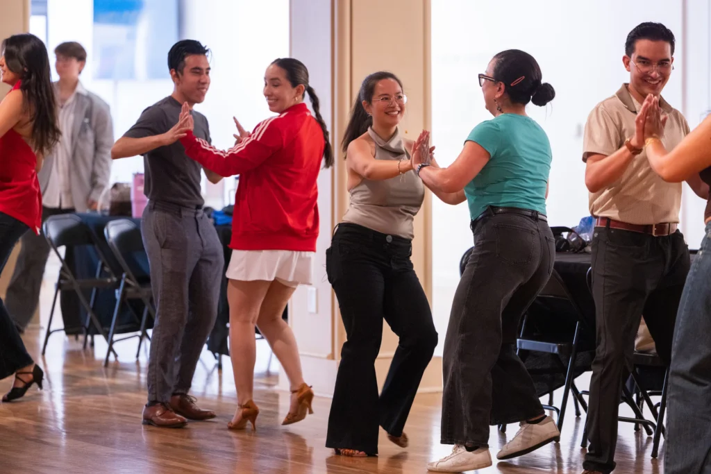 Cinthia Durán facilitating a movement class